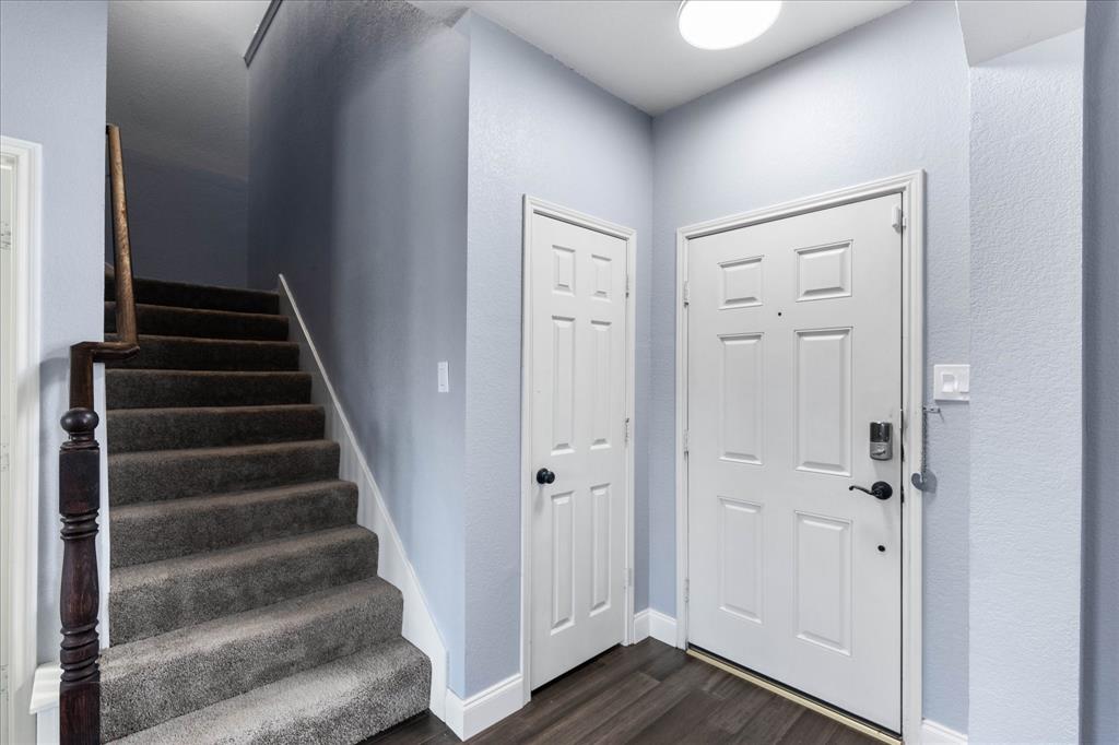 1047 Stream Drive, Grand Prairie, TX 75052 1047 Stream Drive, Grand Prairie, TX 75052