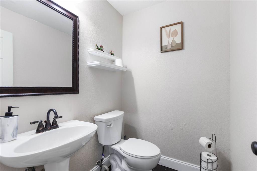 1047 Stream Drive, Grand Prairie, TX 75052 1047 Stream Drive, Grand Prairie, TX 75052