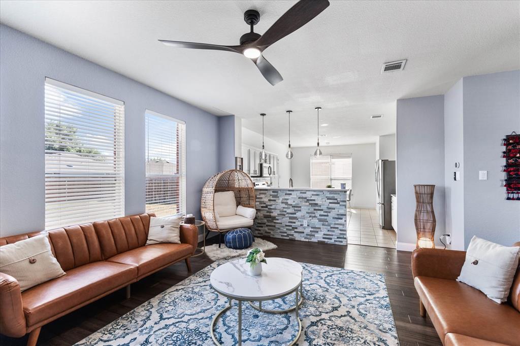 1047 Stream Drive, Grand Prairie, TX 75052