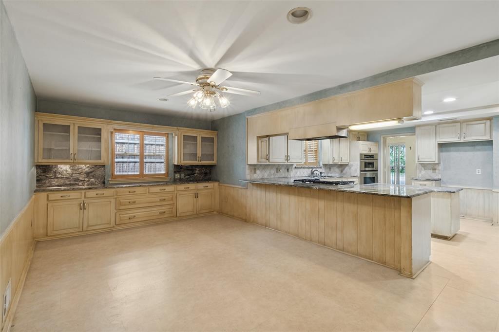 Huge breakfast area with breakfast bar and built-ins