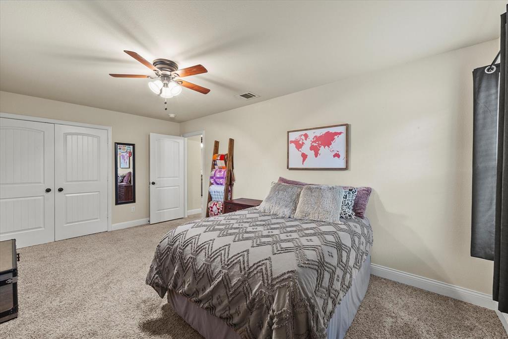 Spacious auxiliary bedroom