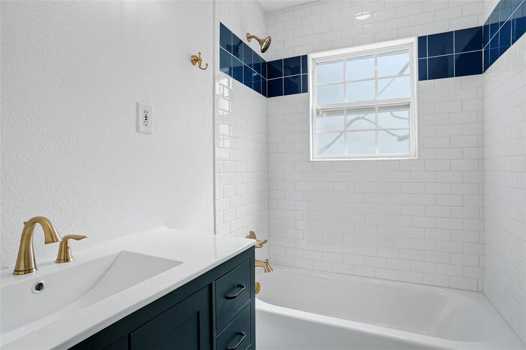 Updated hall full bathroom