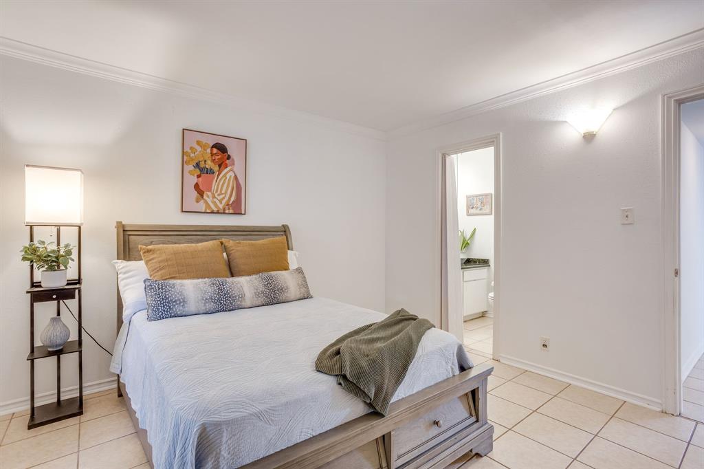 901 Roaring Springs Road, Fort Worth, TX 76114