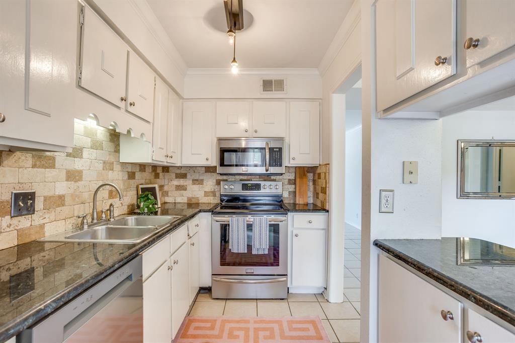 901 Roaring Springs Road, Fort Worth, TX 76114