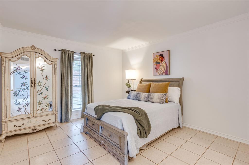 901 Roaring Springs Road, Fort Worth, TX 76114