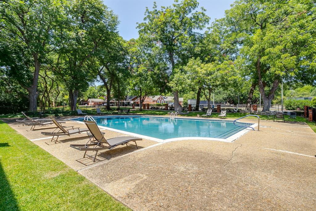 901 Roaring Springs Road, Fort Worth, TX 76114