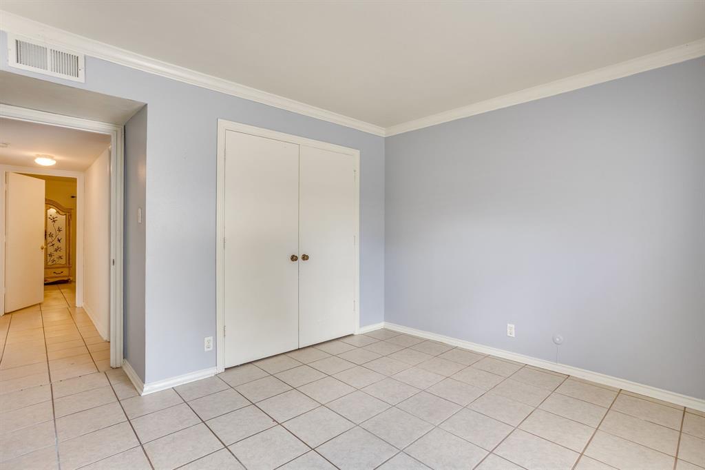 901 Roaring Springs Road, Fort Worth, TX 76114