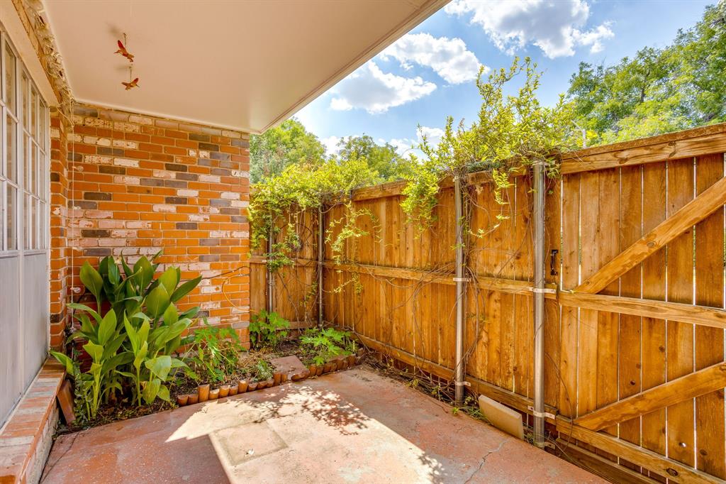 901 Roaring Springs Road, Fort Worth, TX 76114