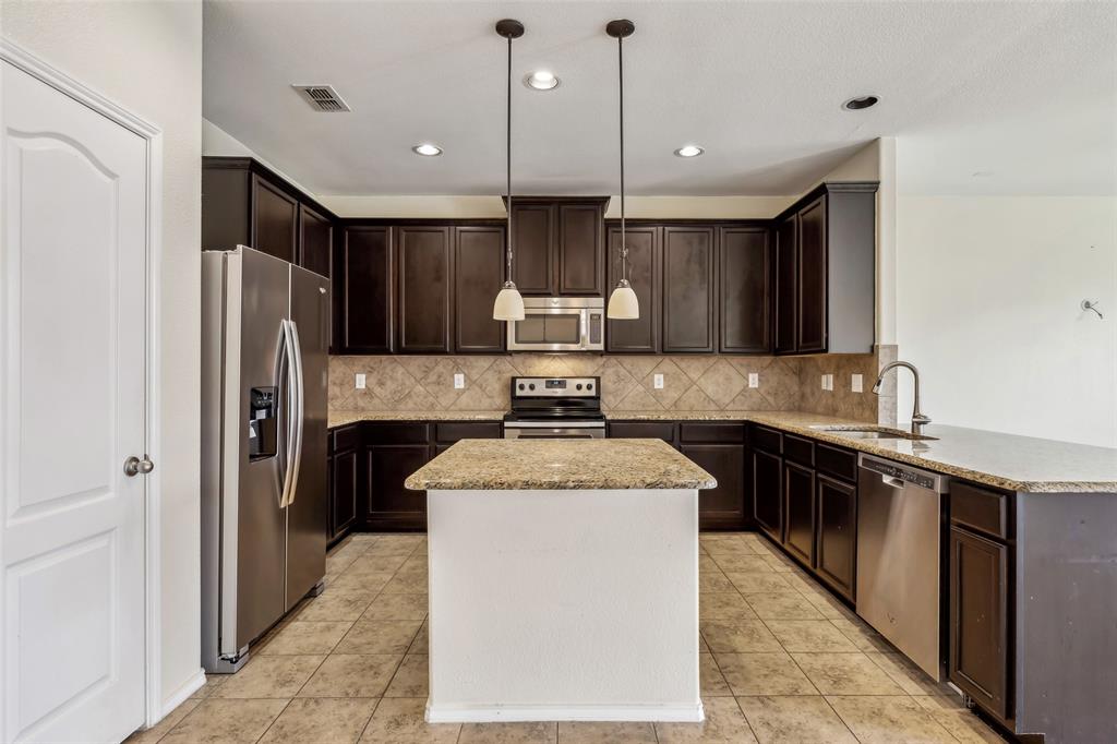 2030 Abbey Road, Heartland, TX 75126