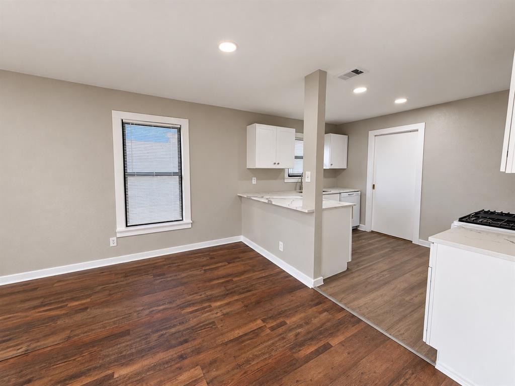 Open layout connecting the kitchen and dining area, offering flexible furniture arrangements. Open layout connecting the kitchen and dining area, offering flexible furniture arrangements.
