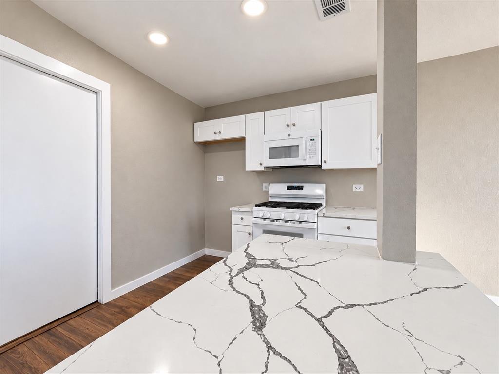 Beautiful quartz countertops with distinctive veining and convenient breakfast bar. Beautiful quartz countertops with distinctive veining and convenient breakfast bar.