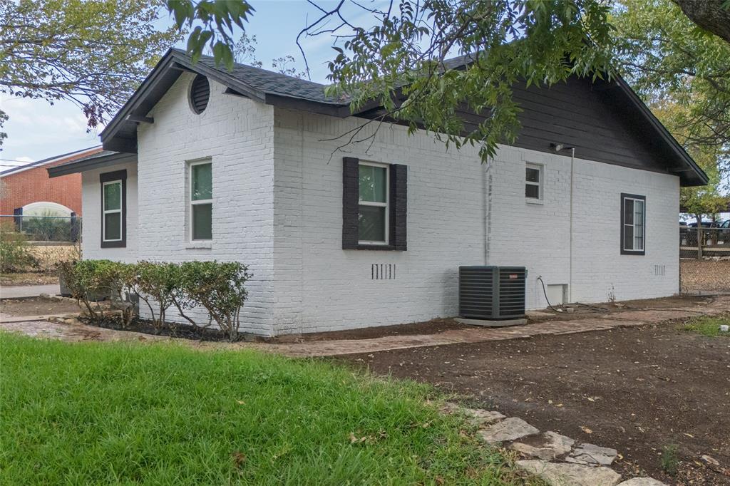 1032 W Oak Street, Weatherford, TX 76086