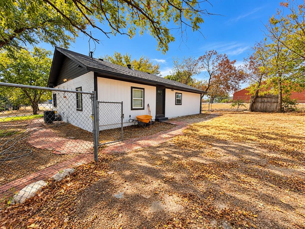 1032 W Oak Street, Weatherford, TX 76086