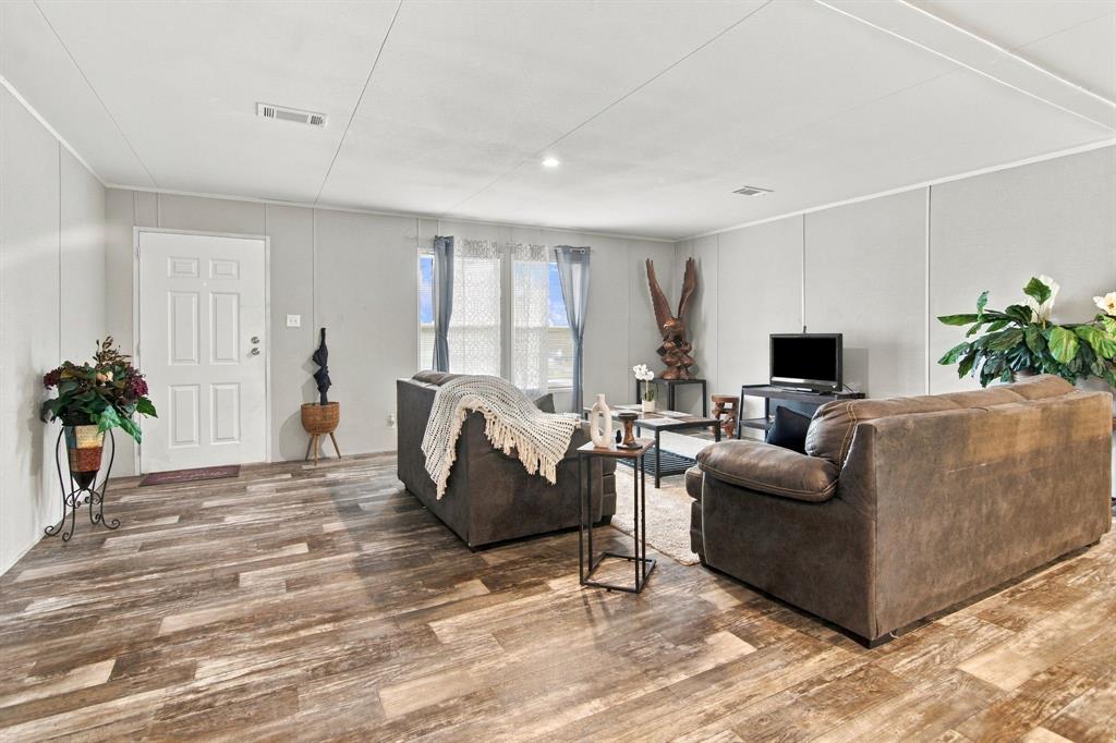138 Kelly Court, Azle, TX 76020