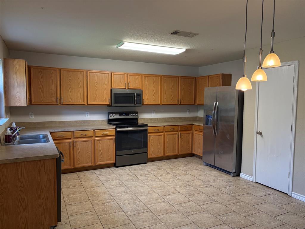 7961 Meadow Spring Lane, Fort Worth, TX 76120
