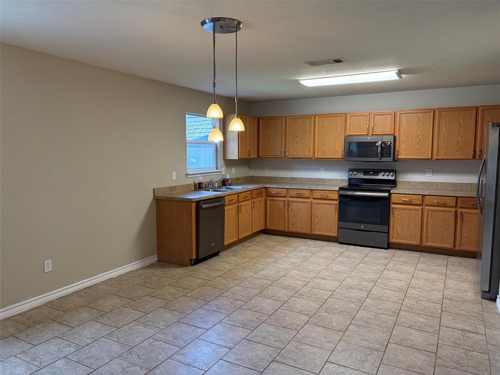 7961 Meadow Spring Lane, Fort Worth, TX 76120