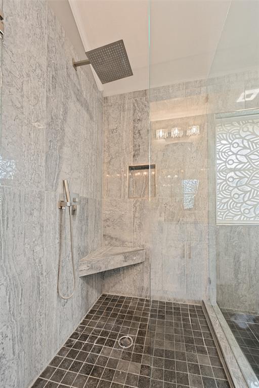 A rain shower above and a body wand at your fingertips are a winning combination for a relaxing shower.
