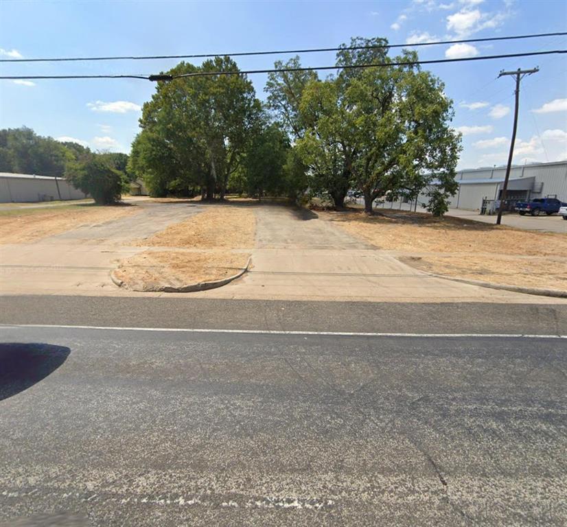 Level lot featuring asphalt paving, concrete curb cuts, and mature trees Level lot featuring asphalt paving, concrete curb cuts, and mature trees