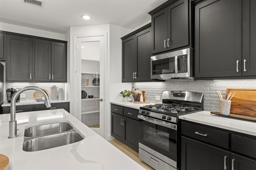 16. 2146 Bloombury - Kitchen (3) - Copy - Copy - Copy.JPG
