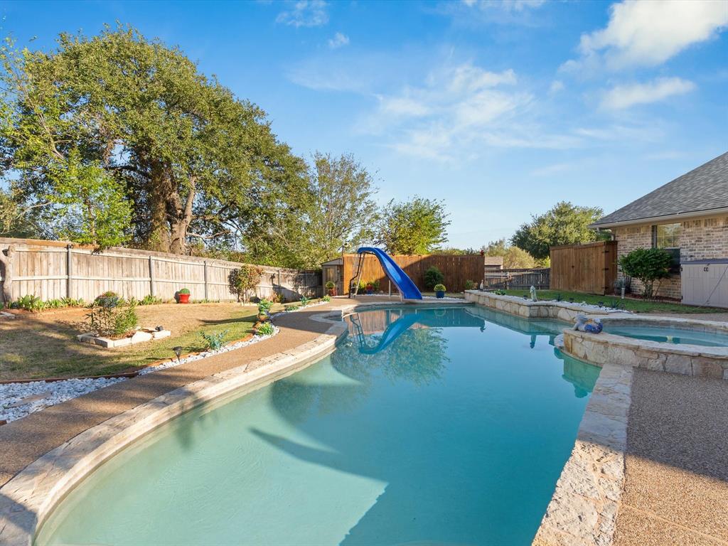 Sparking pool with spa and water feature