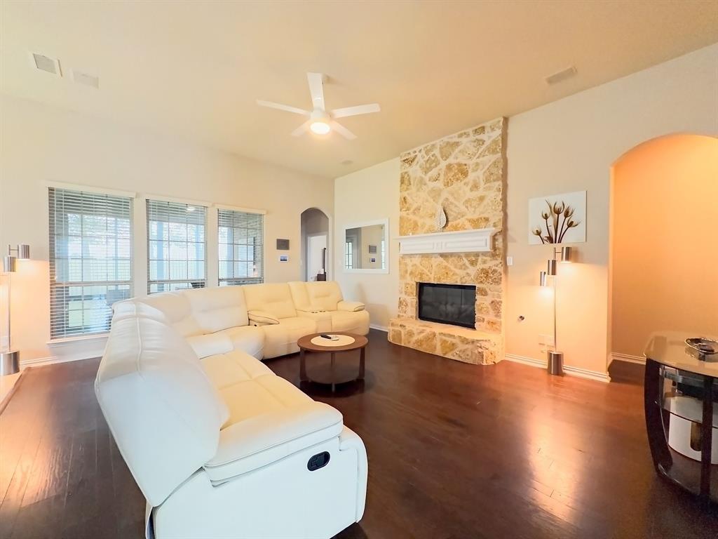 717 Keswick Drive, DeSoto, TX 75115