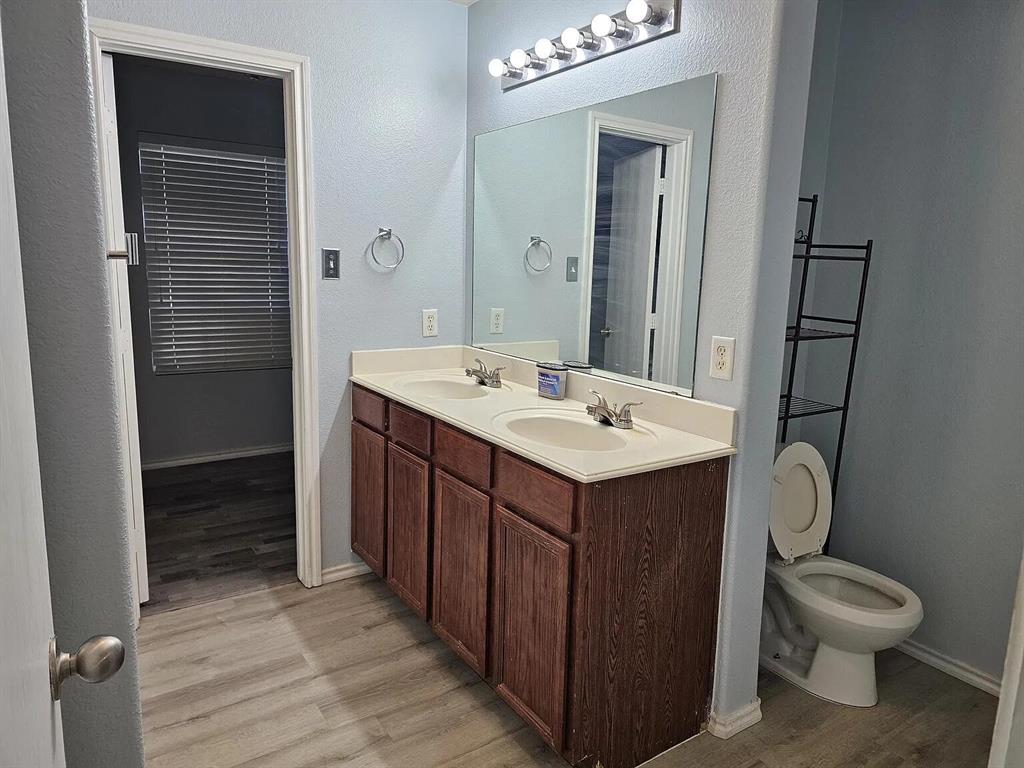 702 Locustberry Drive, Red Oak, TX 75154