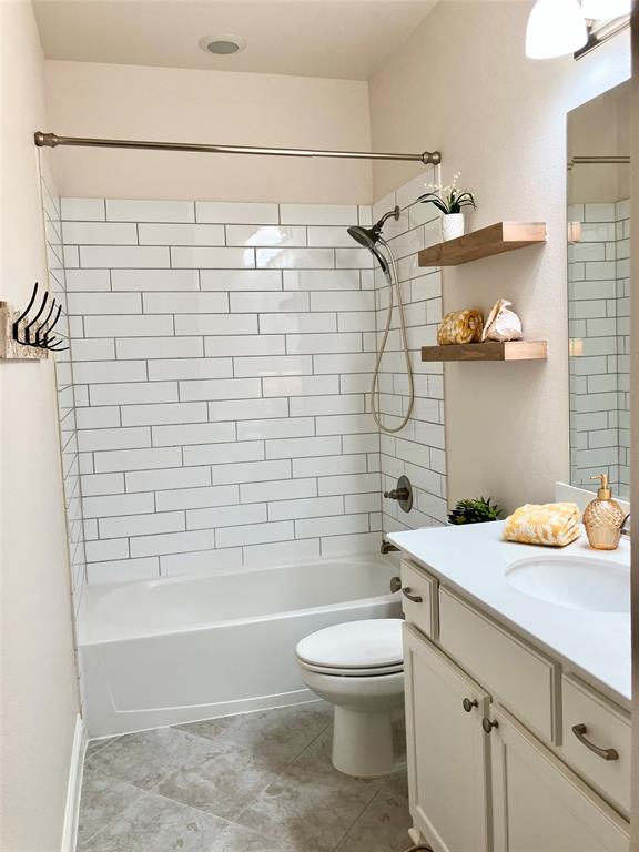 Modern, light-filled, like-new bath