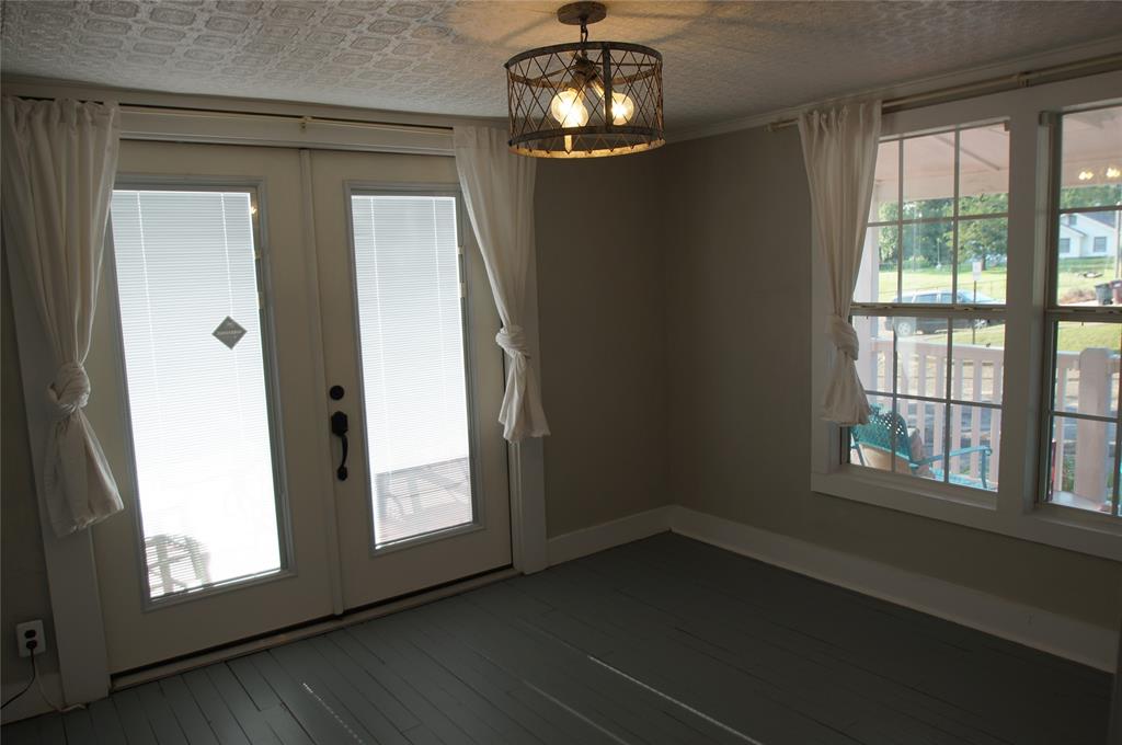 402 E College St, Canton, TX 75103