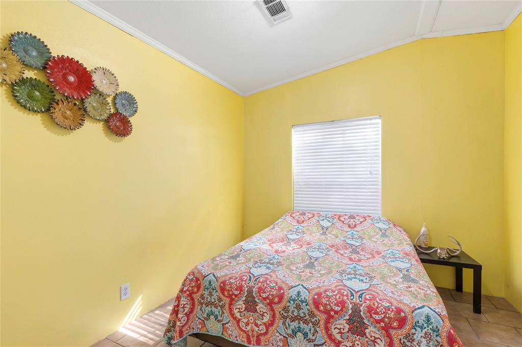 Single-window room featuring tile flooring and horizontal slat blinds