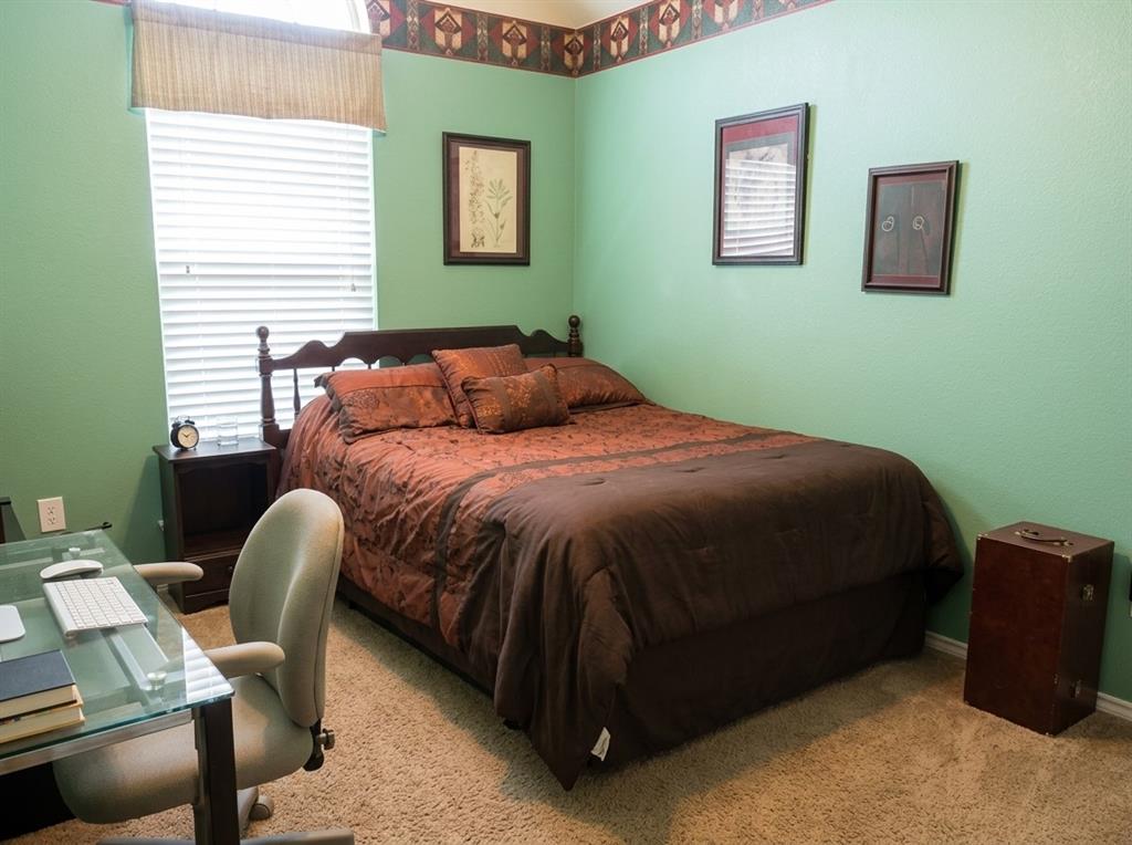 Vaulted ceiling, arched window with horizontal blinds, decorative wallpaper border, and wall-to-wall carpeting