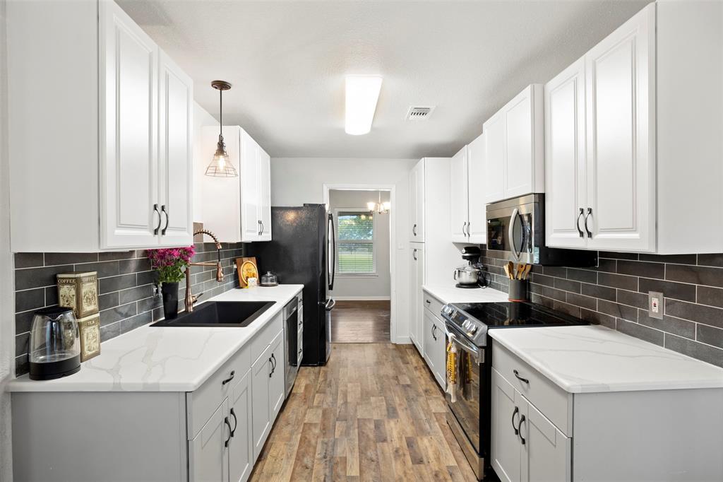 Quartz counters installed and cabinets replaced in 2023