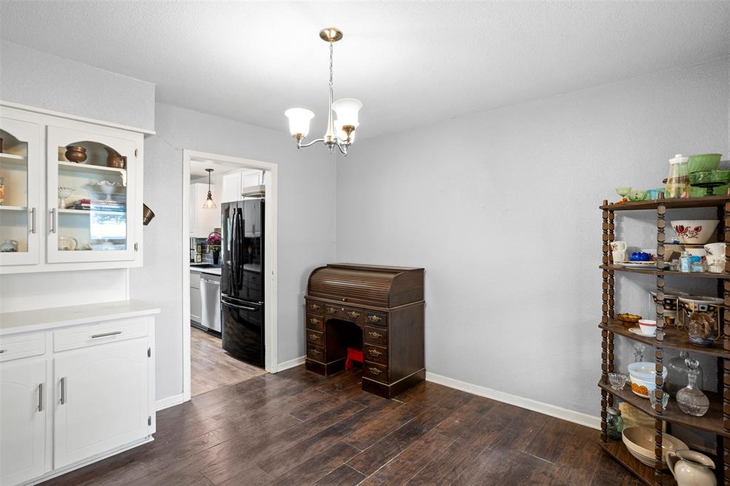 Versatile dining room
