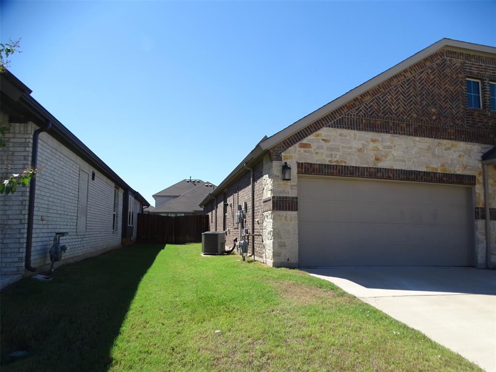915 Hawthorn Lane, Mansfield, TX 76063