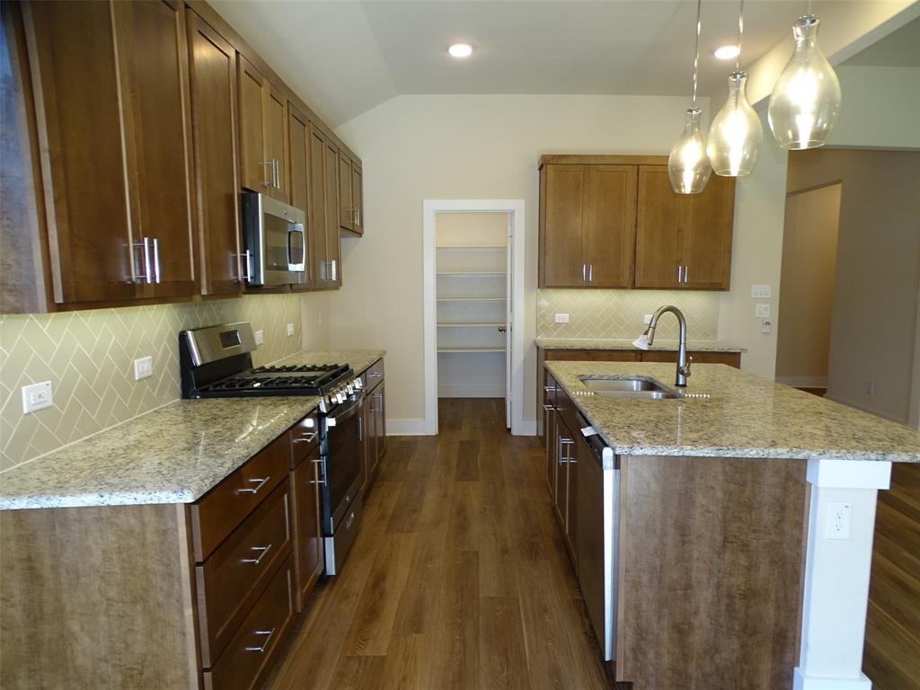 915 Hawthorn Lane, Mansfield, TX 76063