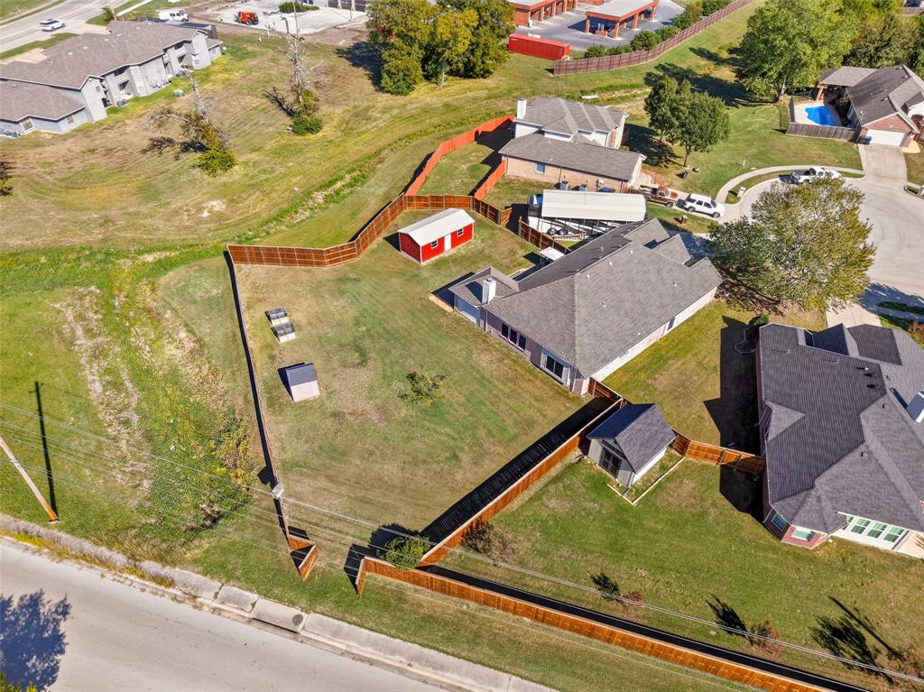 BEAUTIFUL LARGE BACK YARD.  SO MANY OPTIONS!