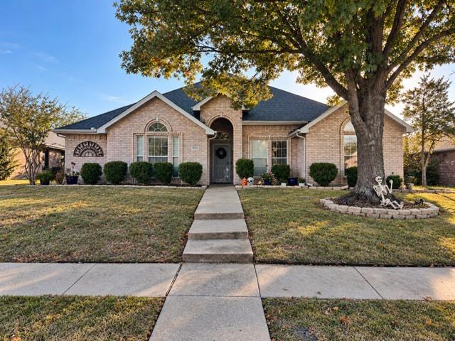 Mature tree very well lanscaped execelent curb appeal