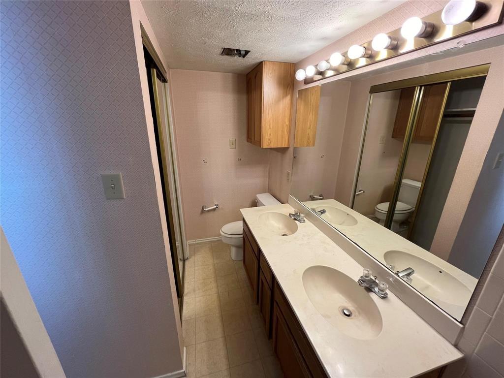 501 Arbor Creek Drive, #207, Euless, TX 76039