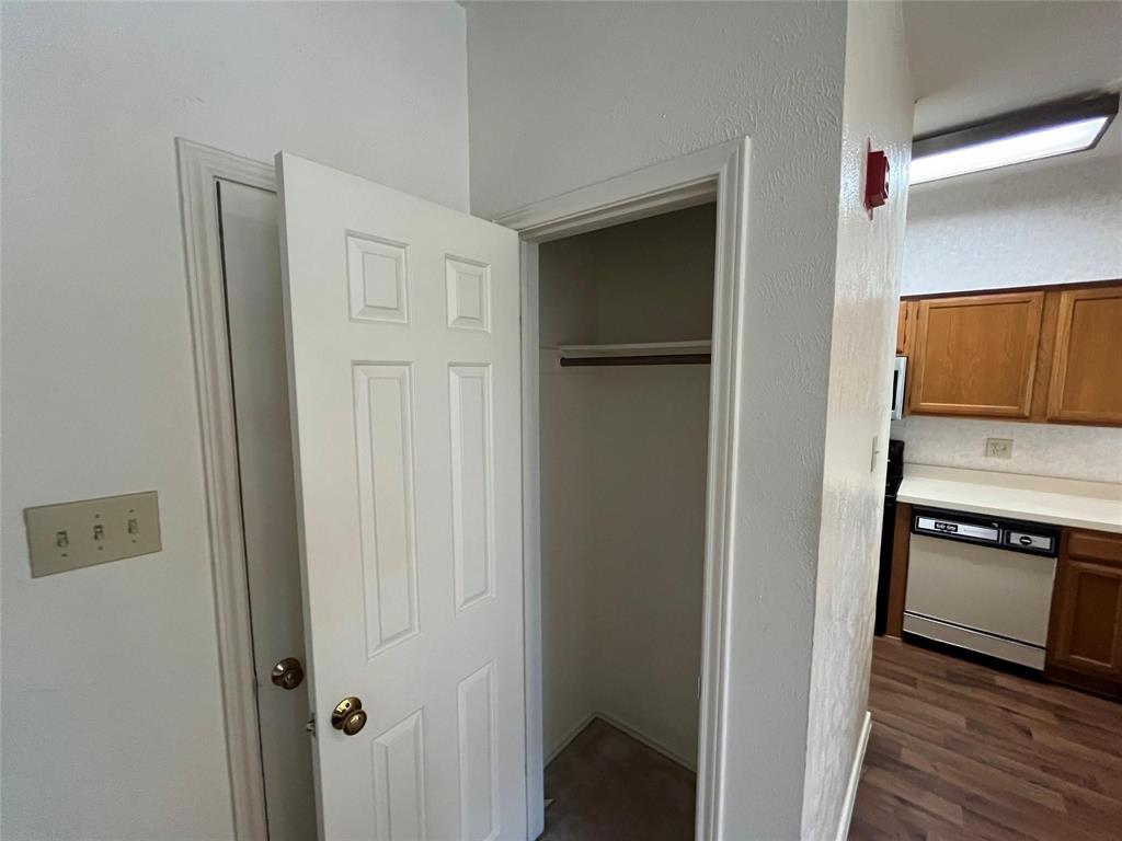 501 Arbor Creek Drive, #207, Euless, TX 76039