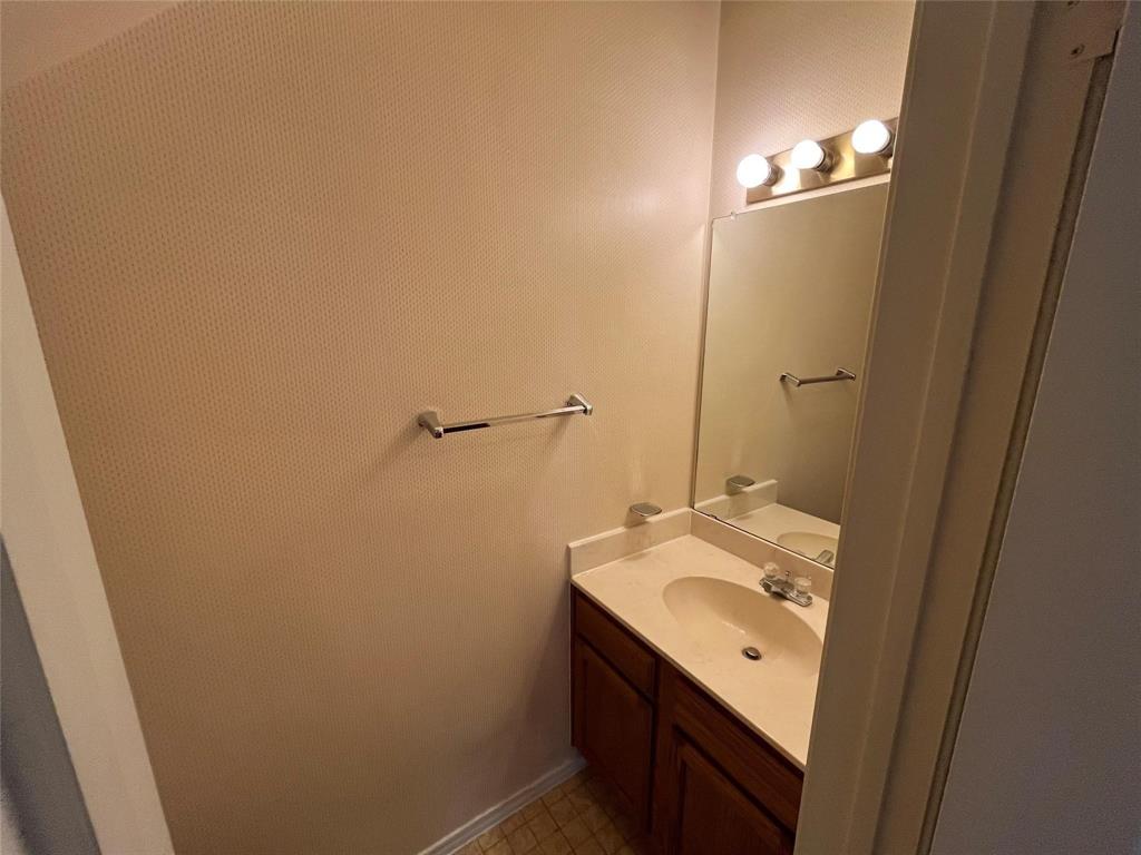 501 Arbor Creek Drive, #207, Euless, TX 76039