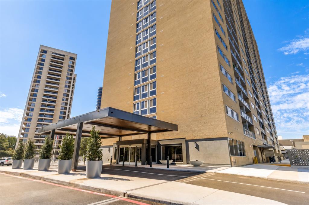 Twenty-One Turtle Creek | Building Exterior and Arrival Entrance