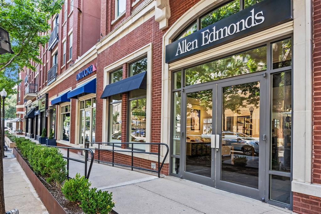 Neighborhood | Nearby Shops and Dining