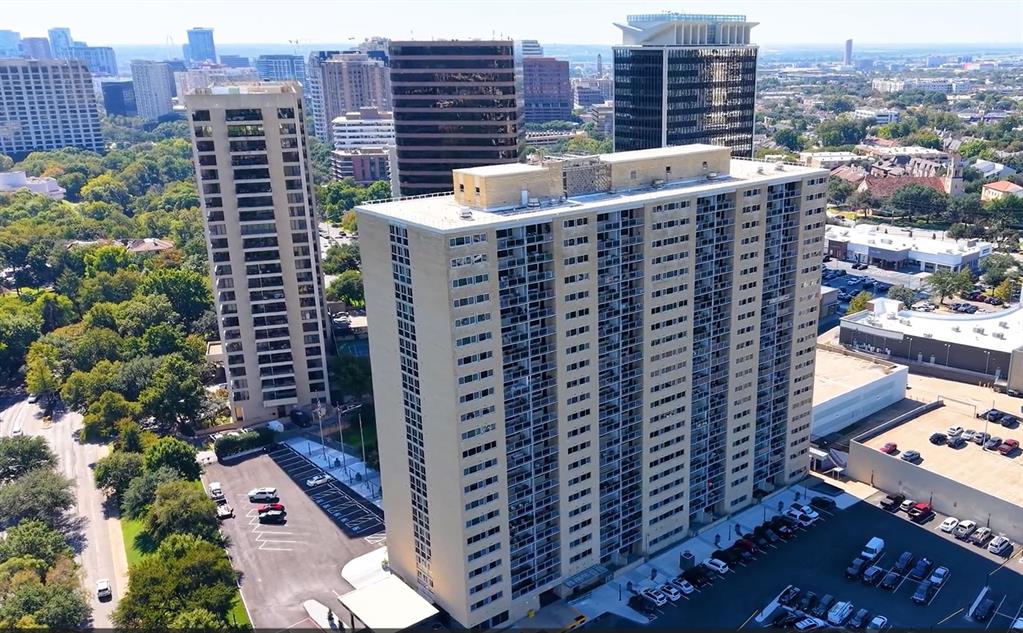 Twenty-One Turtle Creek | Building and Surrounding Neighborhood