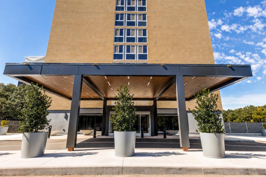 Twenty-One Turtle Creek | Front Entrance
