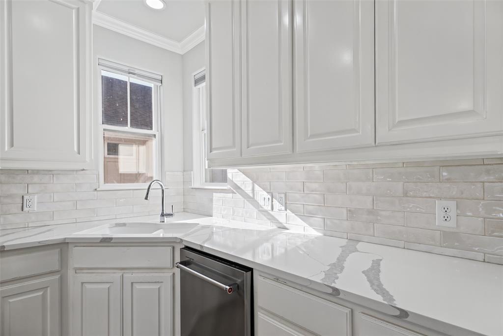 505 Eastpark Lane, Granbury, TX 76049