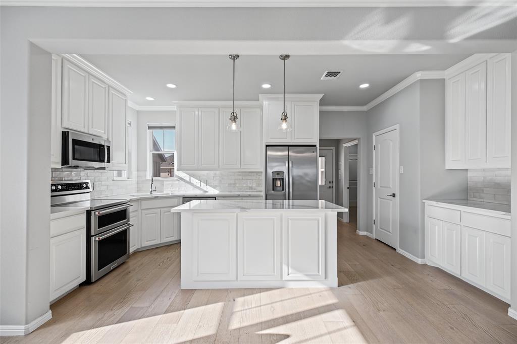 505 Eastpark Lane, Granbury, TX 76049