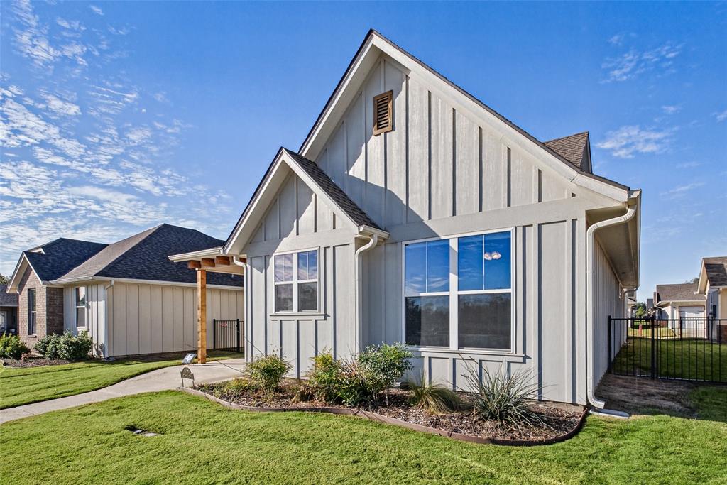 505 Eastpark Lane, Granbury, TX 76049