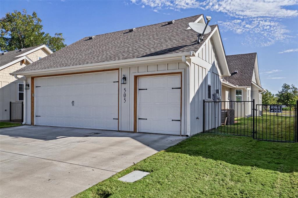505 Eastpark Lane, Granbury, TX 76049