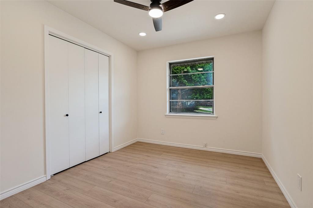 Neutral-toned room featuring wood-finish flooring, a double-door closet, recessed lighting, and a ceiling fan with integrated light fixture