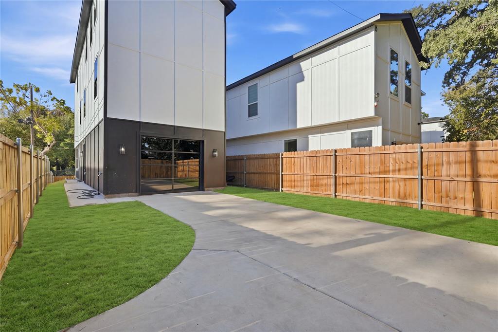 2400 Dyson Street, Dallas, TX 75215