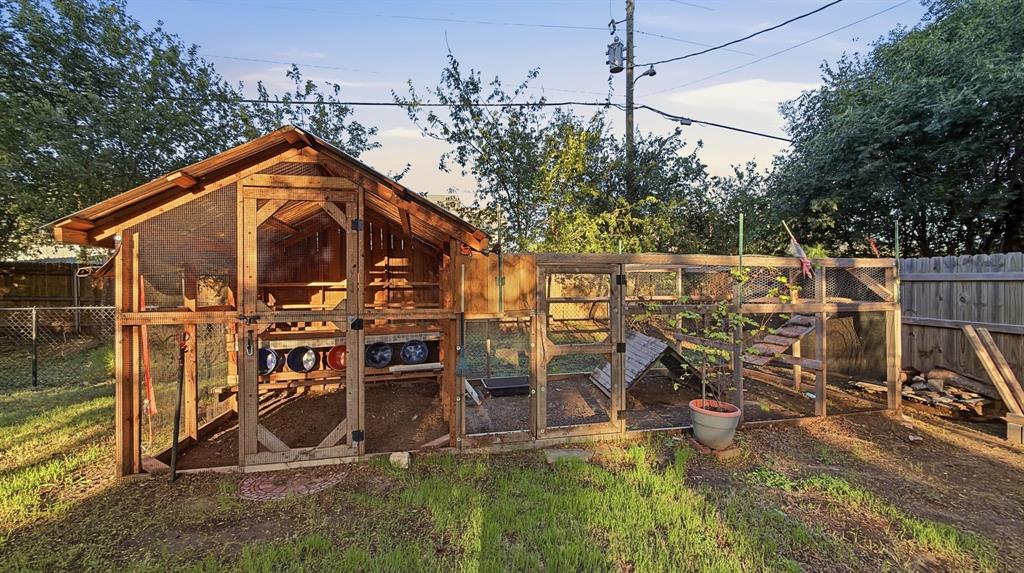 Custom built chicken coop included!